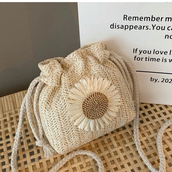 🌸Straw Daisy Drawstring Purse🌸 - Picture 3 of 6